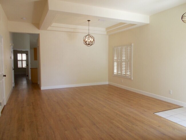 Foto del edificio - Charming Home in Gated Melrose Park Estates with Dual Fireplaces & Covered Patio