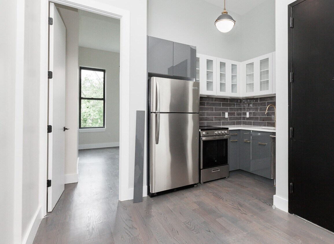 Primary Photo - 225 Suydam St