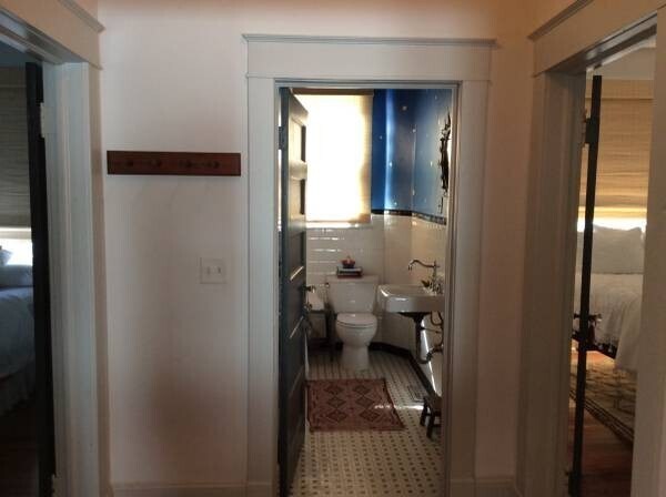 Building Photo - Enjoy this 2 Bedroom and 2 Bathroom Craftsman