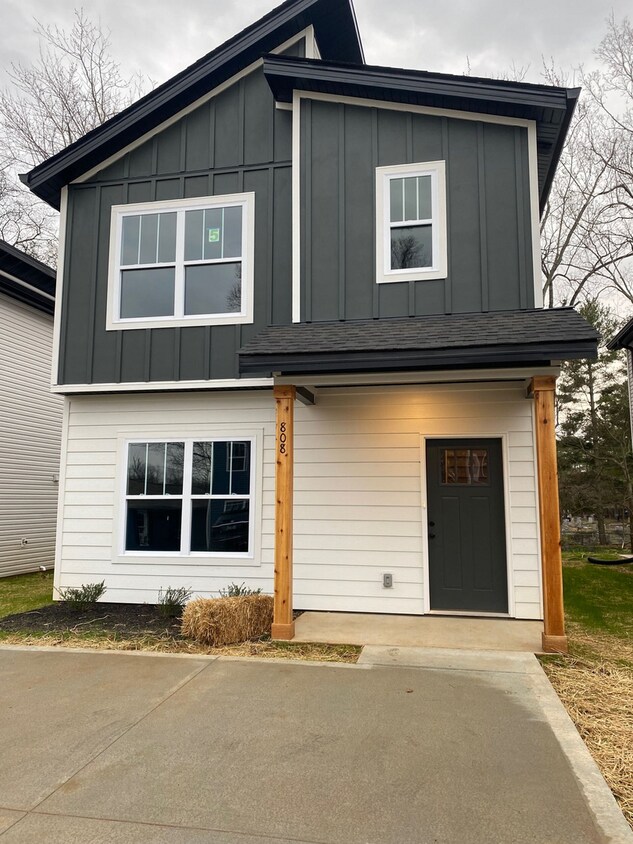 Foto principal - Available and Move-In Ready!