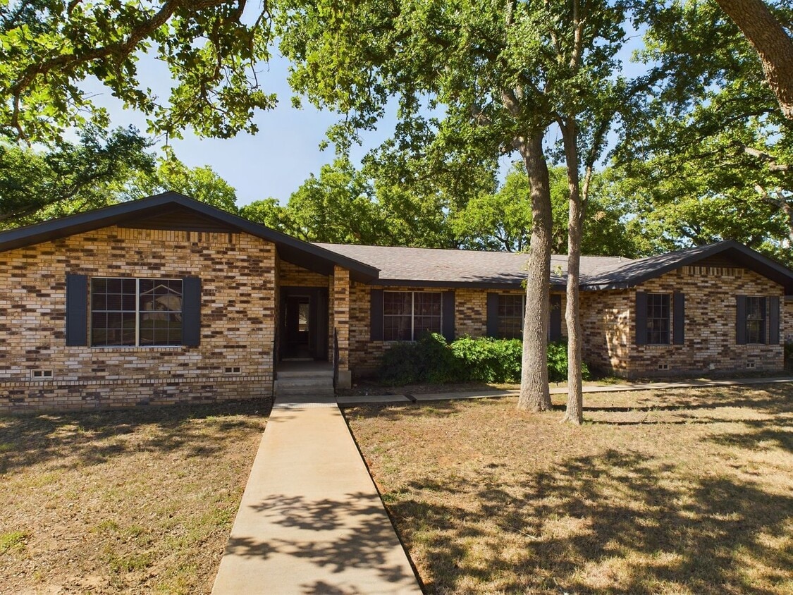 Primary Photo - Charming 3-Bed Oasis with Fireplace & Hard...