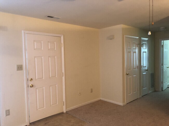 Building Photo - Year Round Rental - Sandpiper Cay Condomin...
