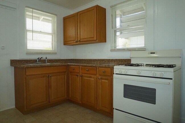Foto del edificio - Convenient Moiliili 2 Bedroom, 1 Bathroom ...