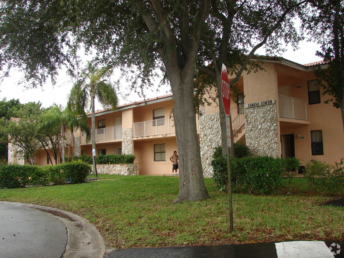 Building Photo - 11600 NW 25th Ct