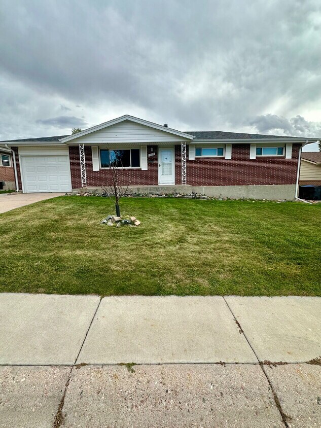 Foto principal - "Spacious 5-Bedroom 3 Bath in the Heart of...