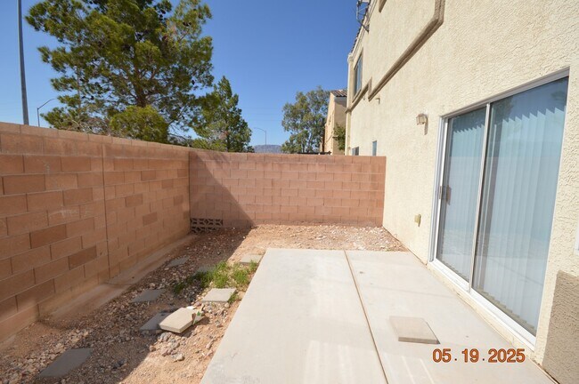 Foto del edificio - 6321 Desert Leaf St