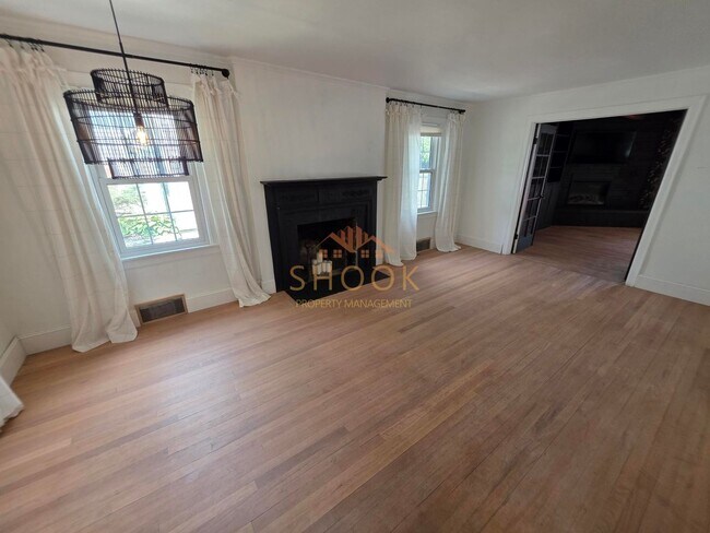 Foto del edificio - AVAILABLE JANUARY 2027 - BEAUTIFUL AND UNIQUE 4 BR HOME ACROSS CAMPUS
