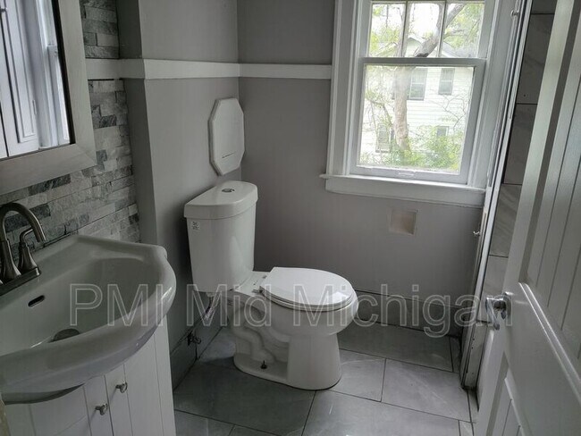 Building Photo - 200 W McClellan St