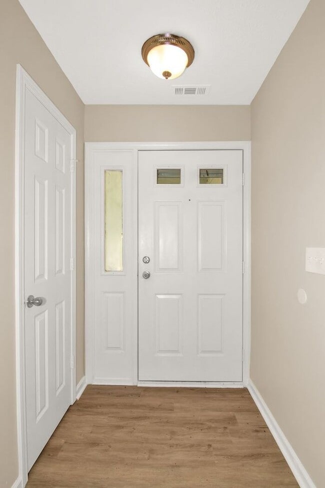 Building Photo - 5 Ashwood Cir