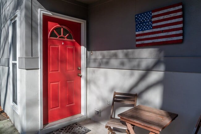Building Photo - Mount Pleasant Townhome for Rent!