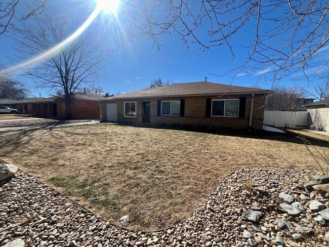 Foto del edificio - $1000 off first months rent!!  Spacious 4 bedroom 2 bath house with large backyard!