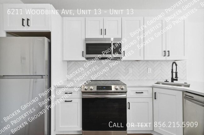 Foto del edificio - 6211 Woodbine Ave