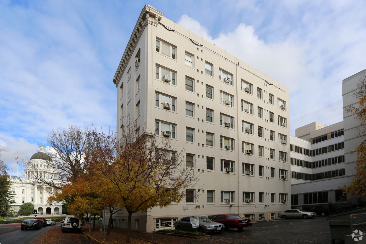 Foto del edificio - The Lewis Apartments