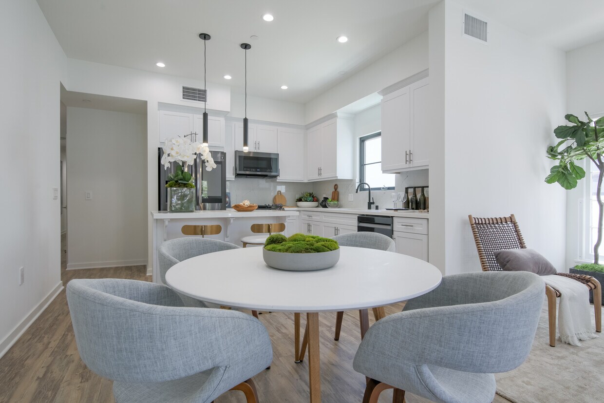 Foto principal - 336 N Oakhurst Dr
