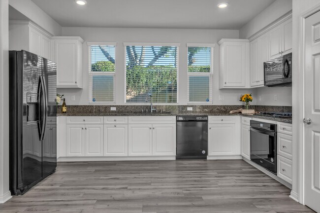 Extra wide Open Kitchen w tons of light - 16 Manzanita Ln