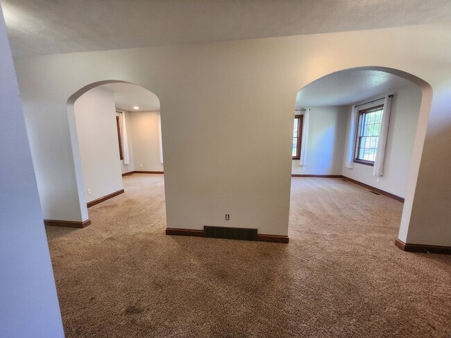 Building Photo - Country Acreage Home For Rent: Serenity Be...