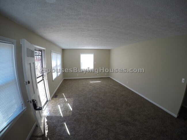 Foto del edificio - 5854 Sylvan Dr