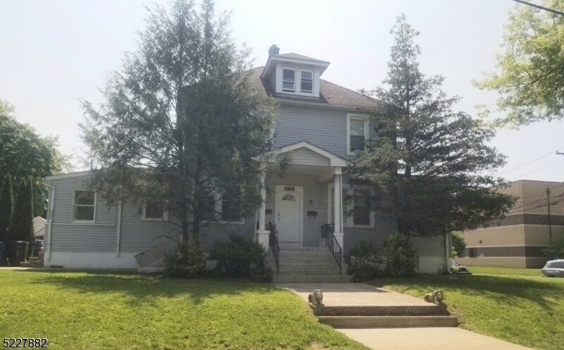 Primary Photo - 301 Sumner Ave