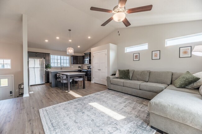 Foto del edificio - Open-Concept 3-Bedroom with Corner Lot Vie...