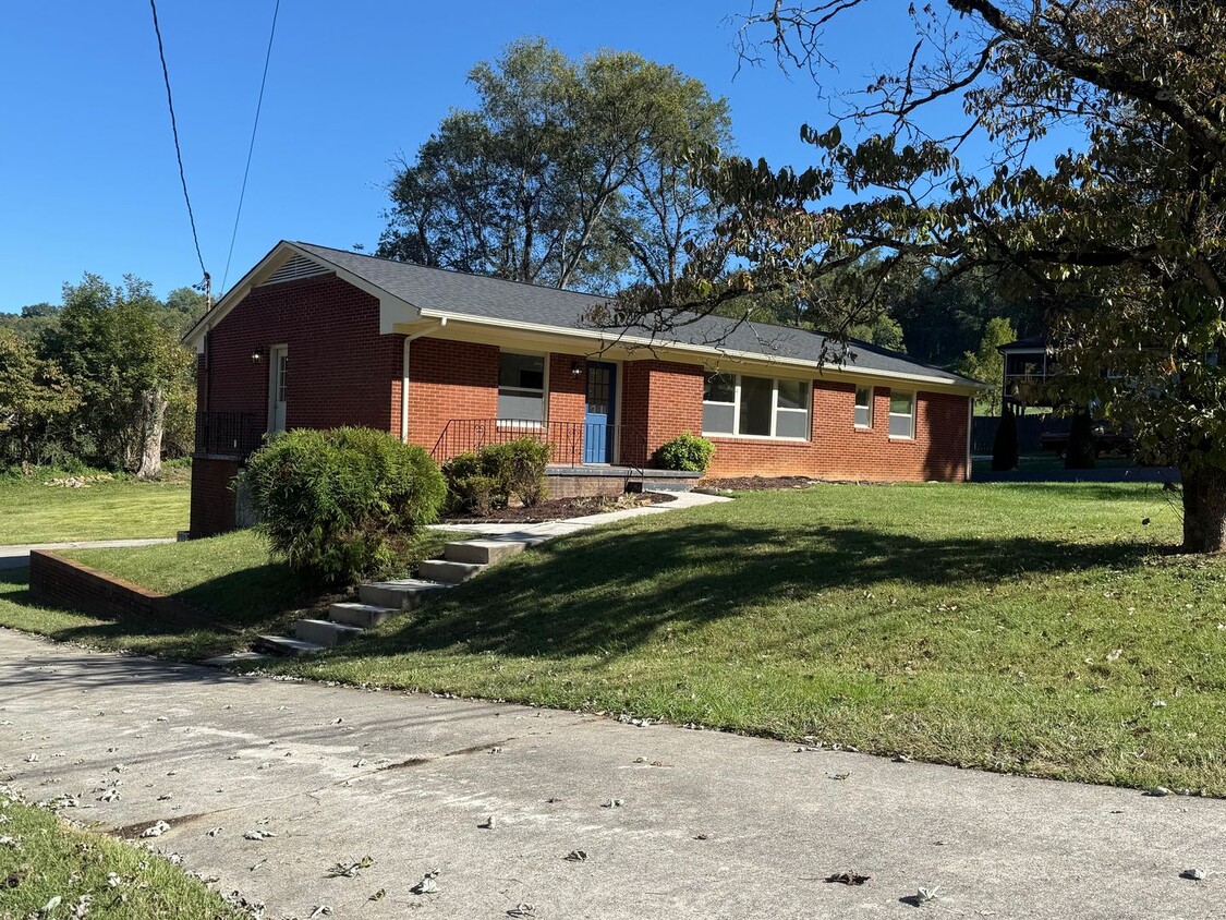 Photo - Newly Remodeled 3BR Basement Home | 2400 Sq Ft | 2-Car Garage | 424 Bridge View Knoxville 37914