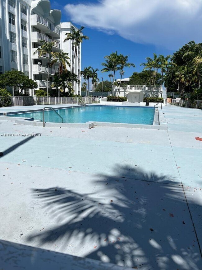 Foto del edificio - 496 NW 165th St