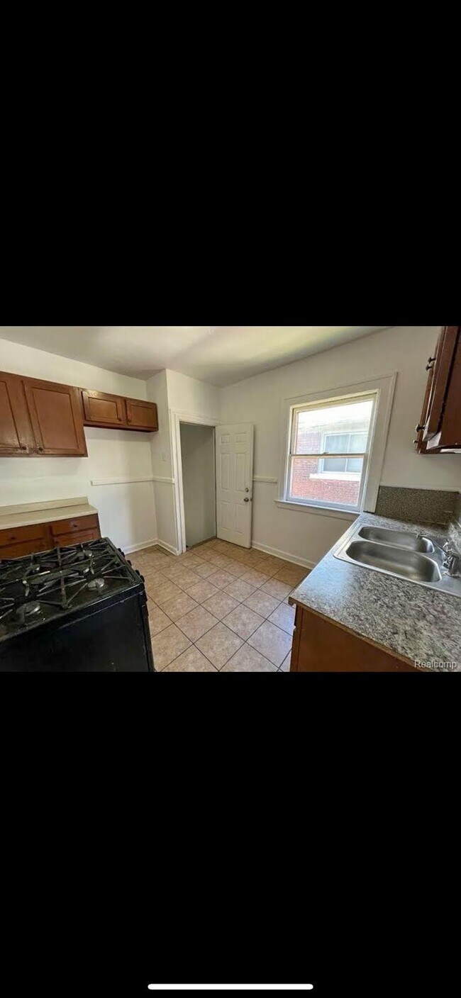 Kitchen - 4079 Pingree St