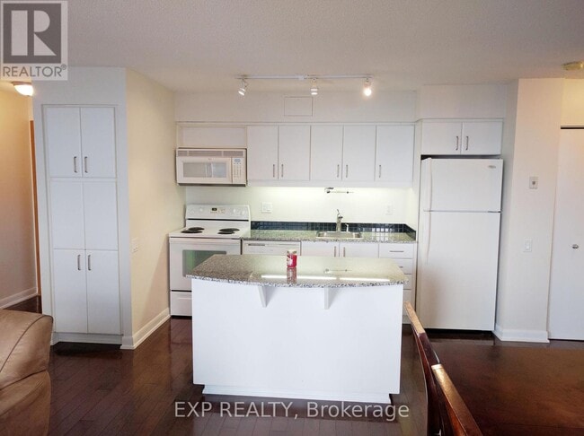 Photo du bâtiment - 33 Sheppard Ave E