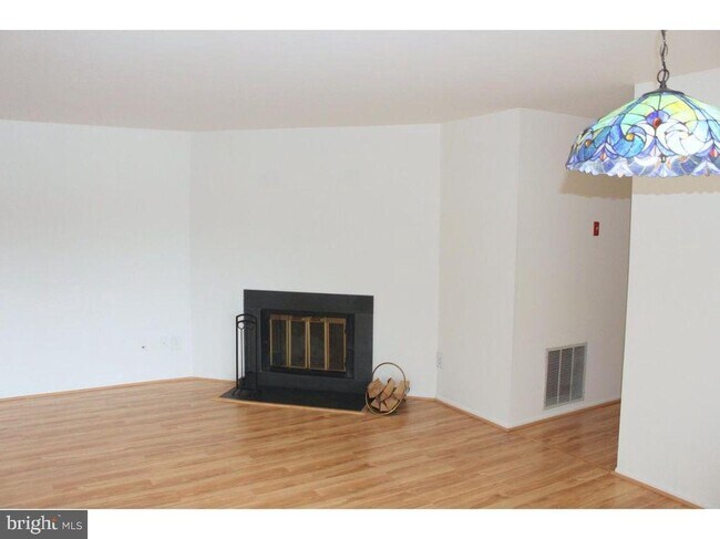 Building Photo - 221 Woodmill Dr