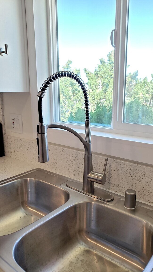 Building Photo - 57741 Ivanhoe Dr