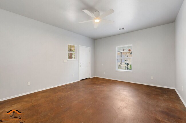 Building Photo - 118 S L Ave