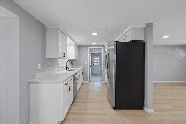 Building Photo - 4430 Shoreline Dr