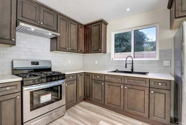 Kitchen - 15334 Archwood St