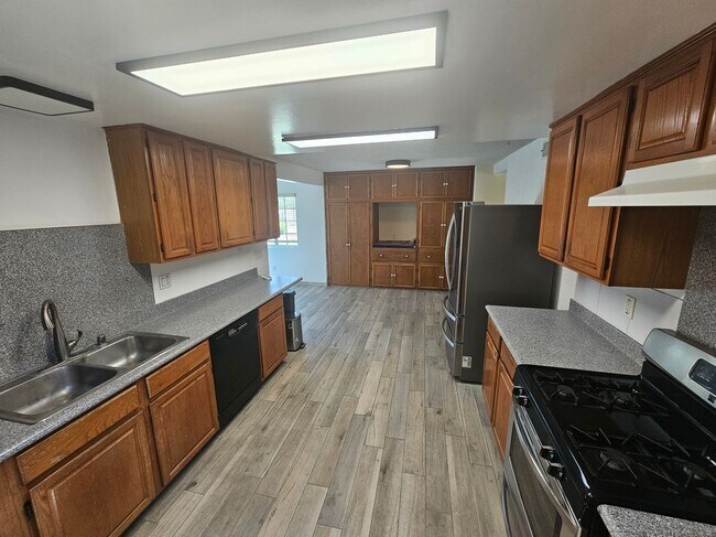 Building Photo - 5091 Quail Cir