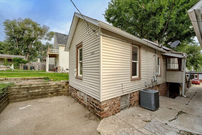 Building Photo - Renovated 1-Bedroom Just Minutes from Blac...