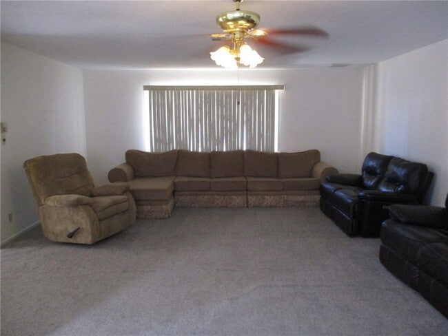 Building Photo - 549 Ramar Rd