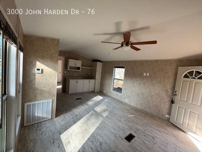 Foto del edificio - 3000 John Harden Dr