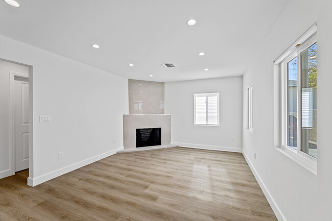 Building Photo - 900 E Garfield Ave