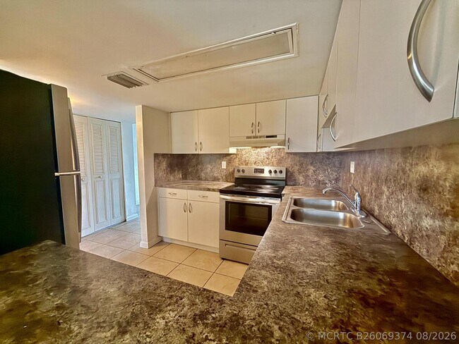 Foto del edificio - 329 Gulfstream Rd