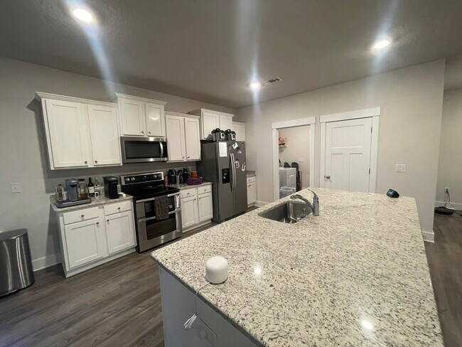 Foto del edificio - 6172 Forest Bay Ave