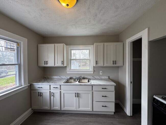 Building Photo - Charming 3-Bedroom Property in Prime Location