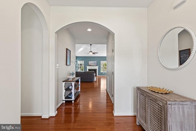Building Photo - 29726 Vincent Village Dr
