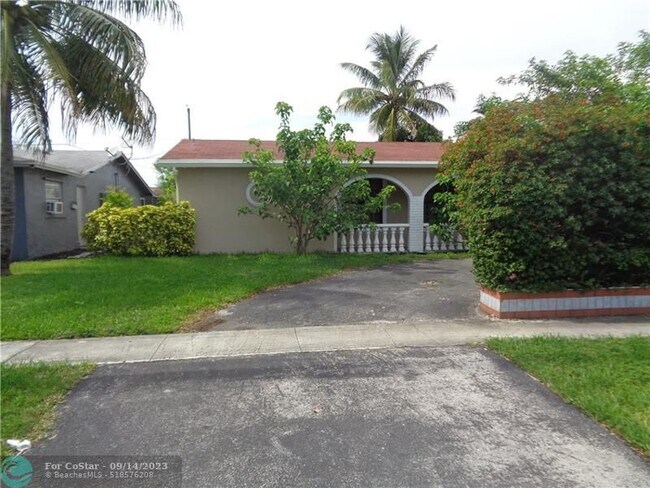 Building Photo - 9661 Sunset Strip
