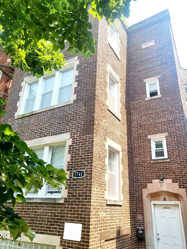 Building Photo - 7741 S Yates Blvd