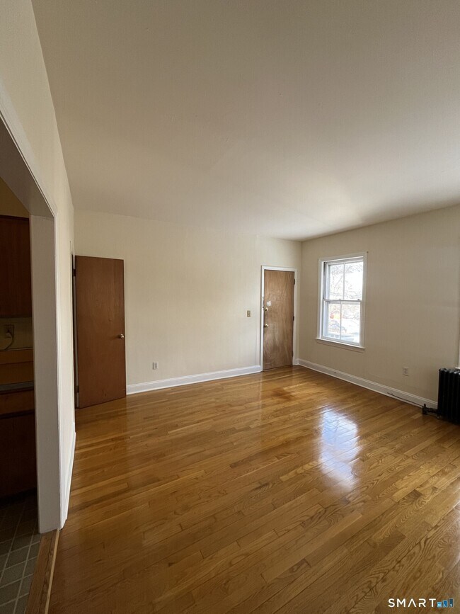 Foto del edificio - 218 Flax Hill Rd