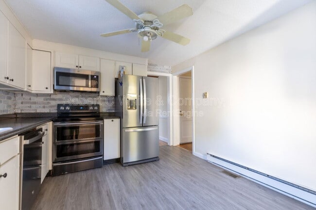 Building Photo - 183 Thompson Rd