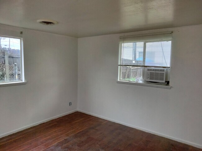 Foto del edificio - 1182 E Pasadena St