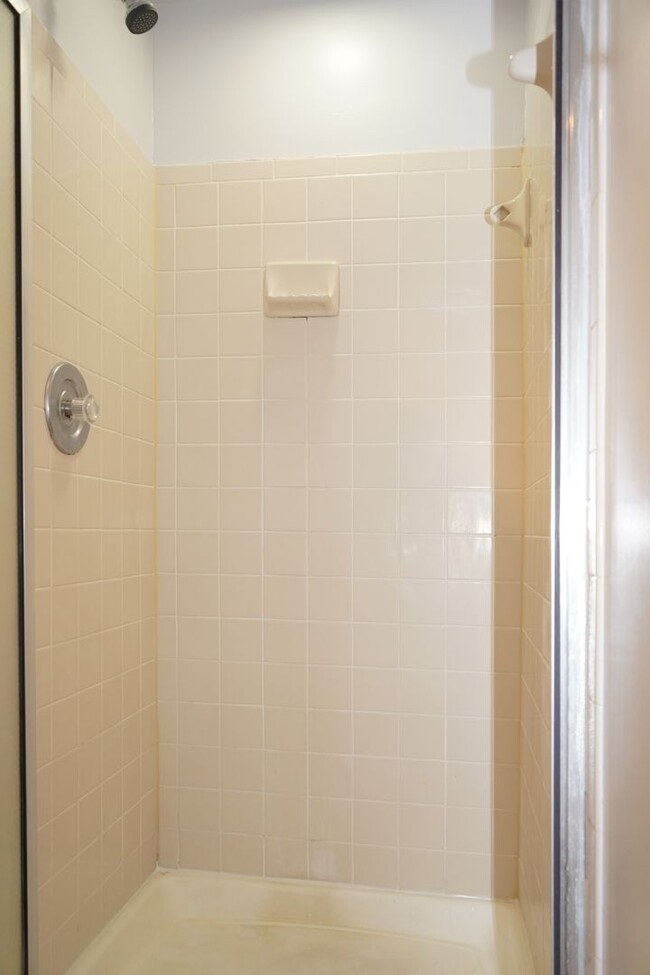 Foto del edificio - 4 Bedroom 3.5 Bath Townhome in Woodbridge, VA