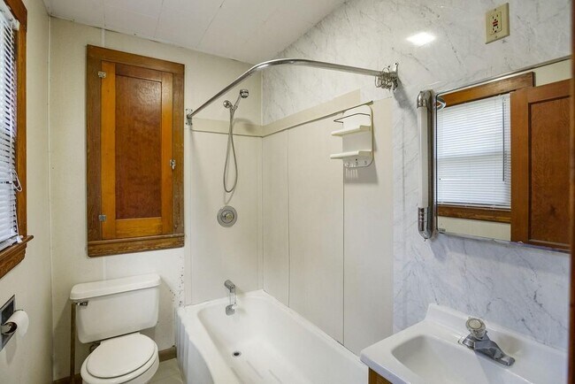bathroom - 7 Gillis St