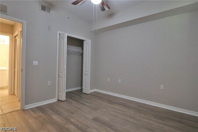 Foto del edificio - 8550 Kingbird Loop