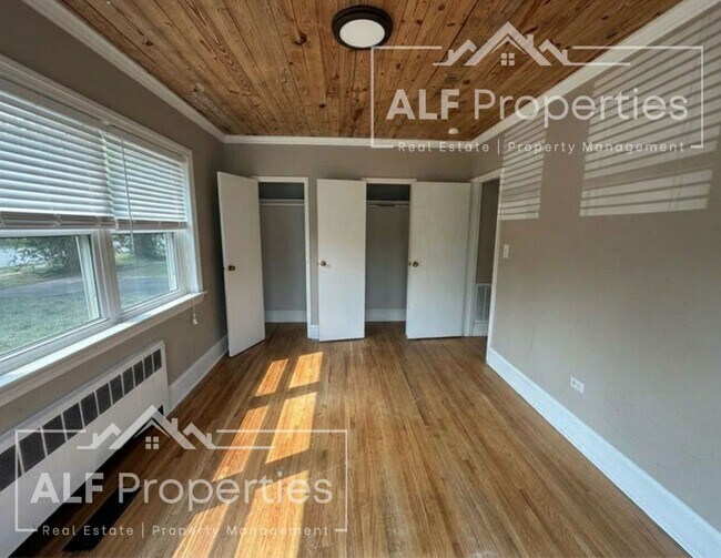 Building Photo - Renovated 2 Bedroom, 1 Bath First-Floor Apartment Available